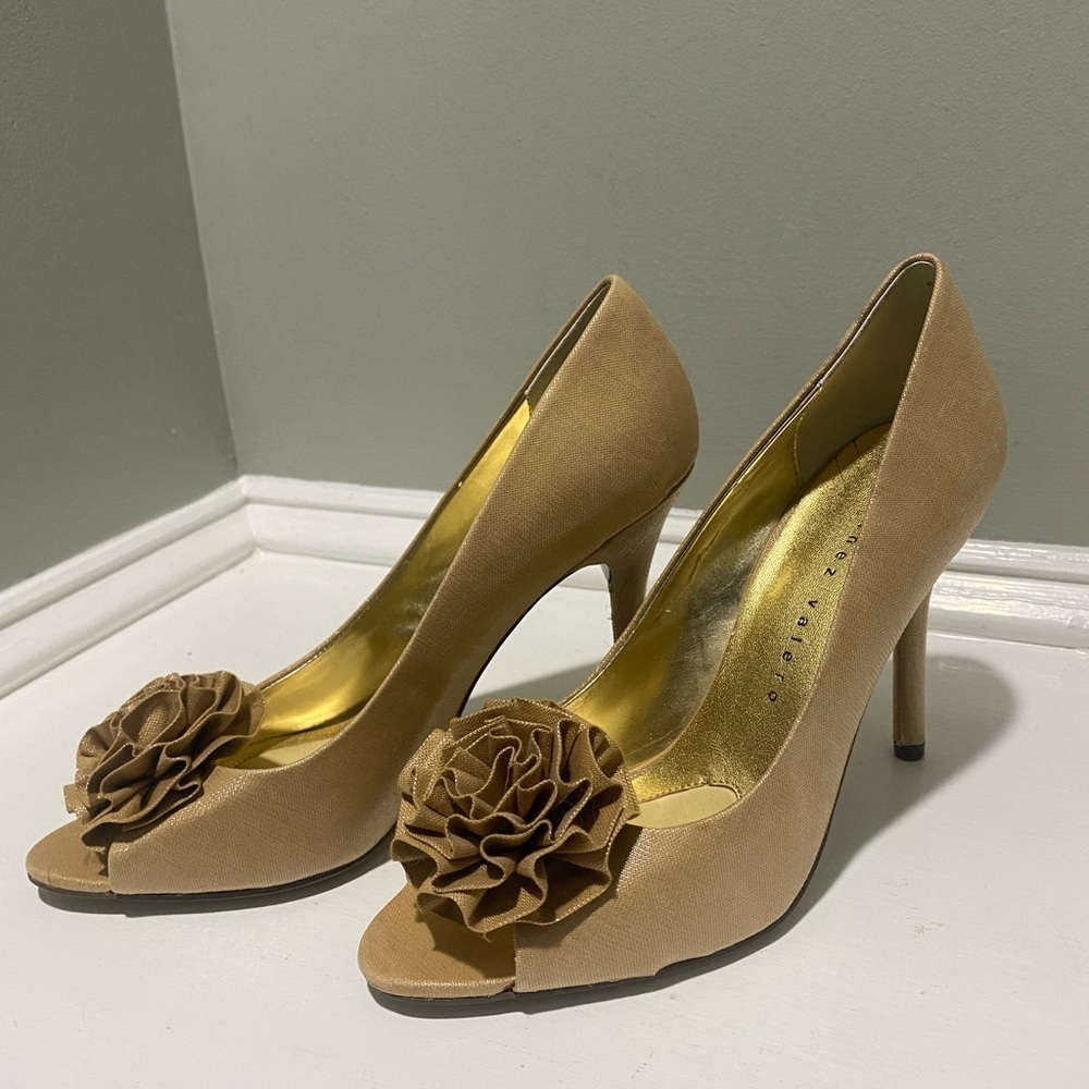 Martina Valero Gold Flower Wedding/Formal Pump Heel -size 8.5